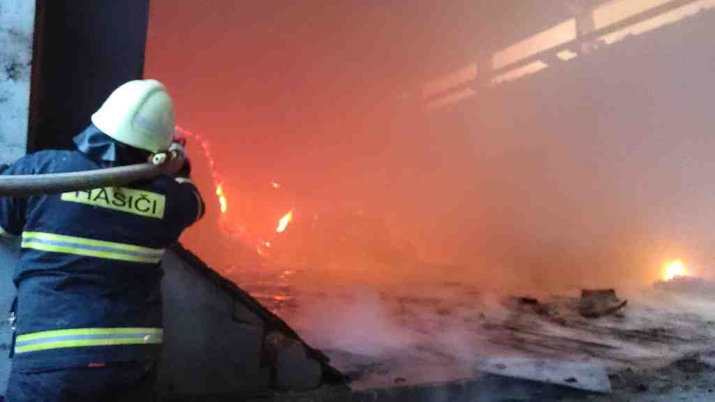 Na Znojemsku hořely stovky balíků slámy, hasiči zasahovali 19 hodin